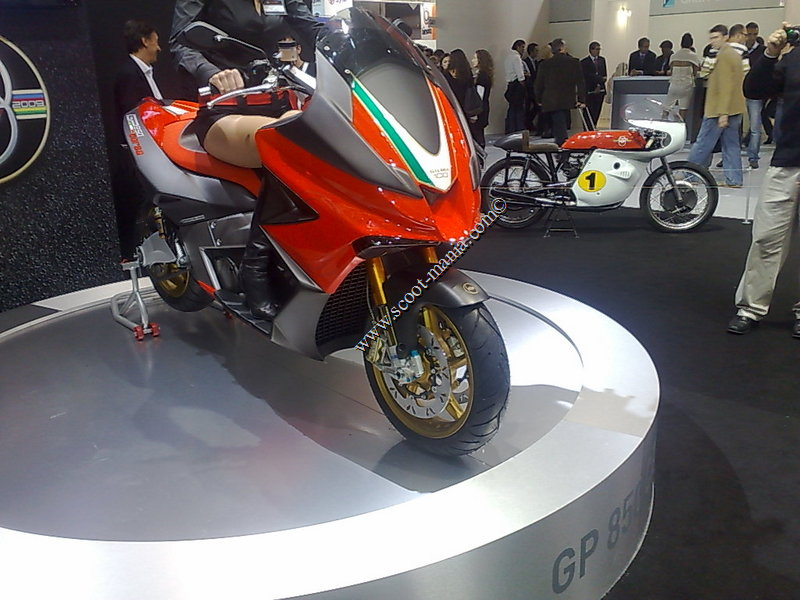 La version CORSA du gp800 a été présenté à l'EICMA Milan Corsa2