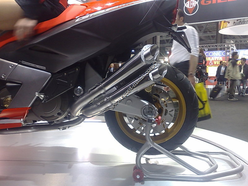 La version CORSA du gp800 a été présenté à l'EICMA Milan Corsa5