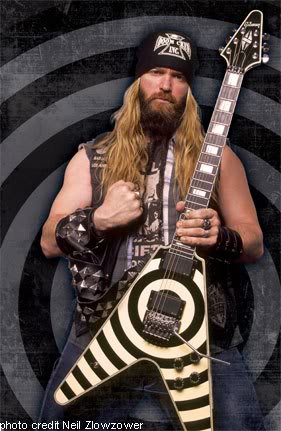 Les personnages métalliques qui vous impressionnent Zakk_wylde_gibsonpromo