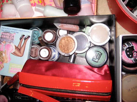 Your Makeup Collection :D - Page 13 Eyeshadow1