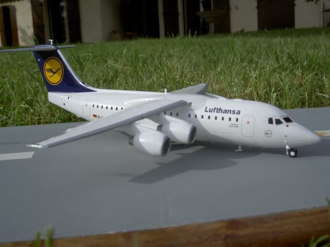 BAE System Avro RJ 85 - Lufthansa - Revell - 1/144 Avro-3