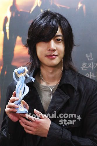 Прическите на Kim Hyun Joong ... CS012055505_1_1