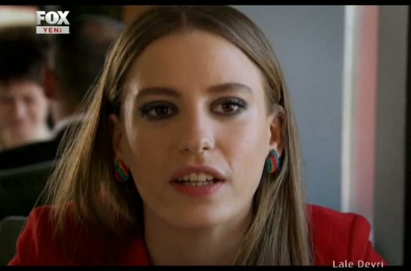 serenay sarikaya vs elizabeth gutierrez? Ec27c4602b7605ac45d0fa30782c3ef6