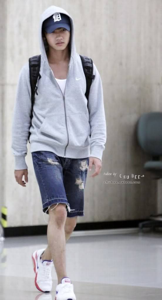  [Pics]100801  Changmin at gimpo airport Cm4