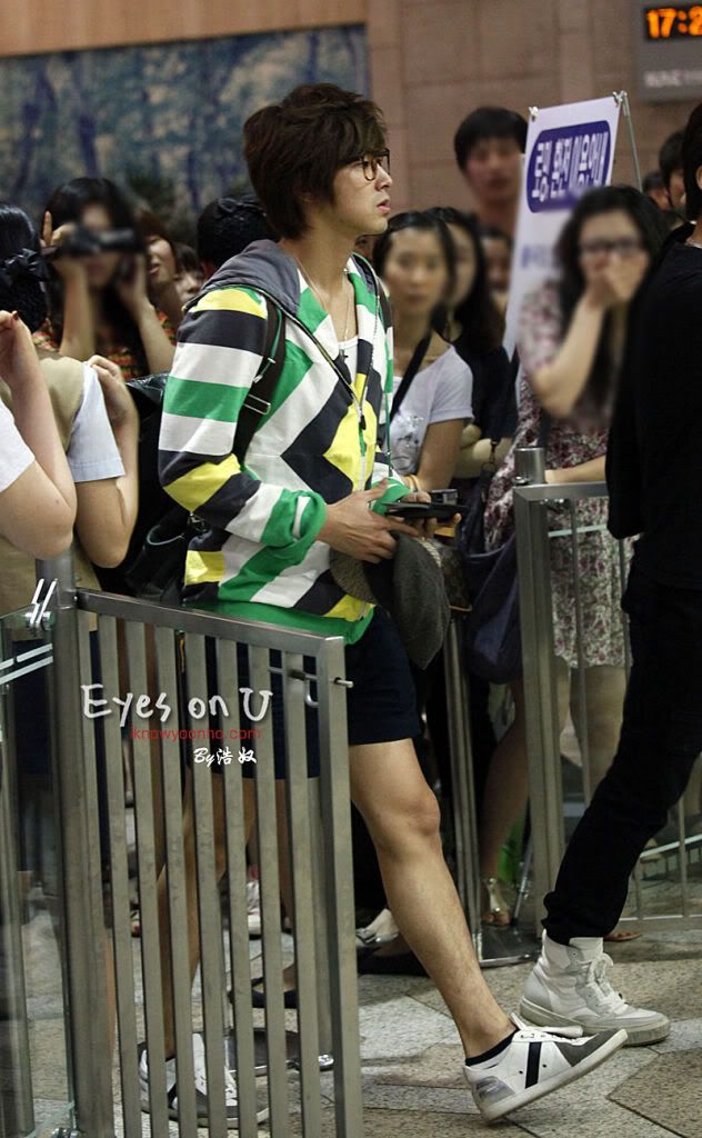 [PIC] 20100703 Stalking Yunho - Gimpo Airport Leg16