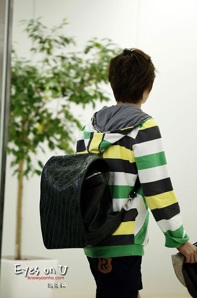 [PIC] 20100703 Stalking Yunho - Gimpo Airport Leg18