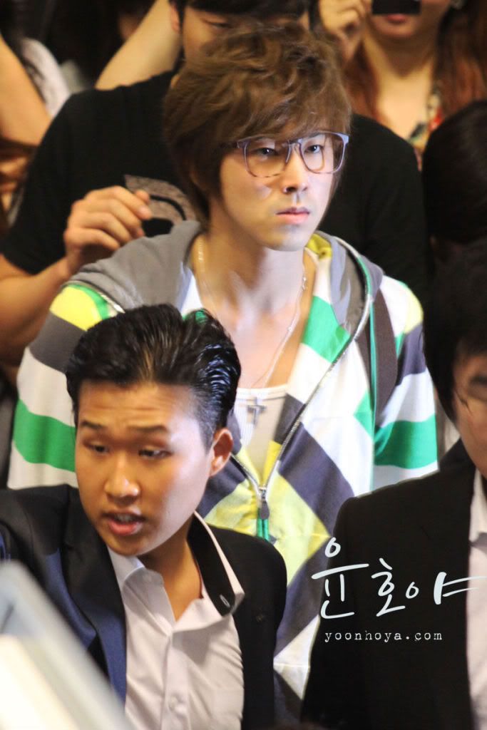 [PIC] 20100703 Stalking Yunho - Gimpo Airport Leg5