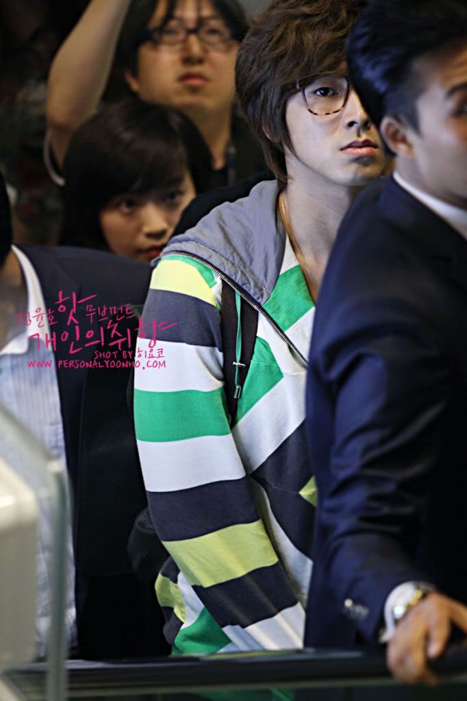 [PIC] 20100703 Stalking Yunho - Gimpo Airport Leg8