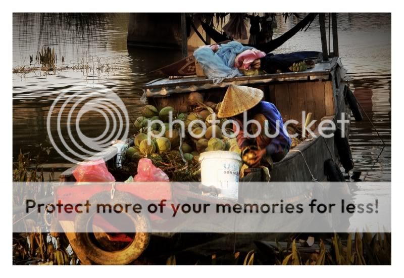 SAIGON Coconut_boat_trader