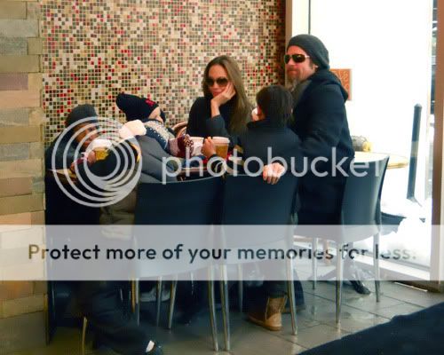 La familia Jolie-Pitt almorzando en New York Brangelina-whole-nyc