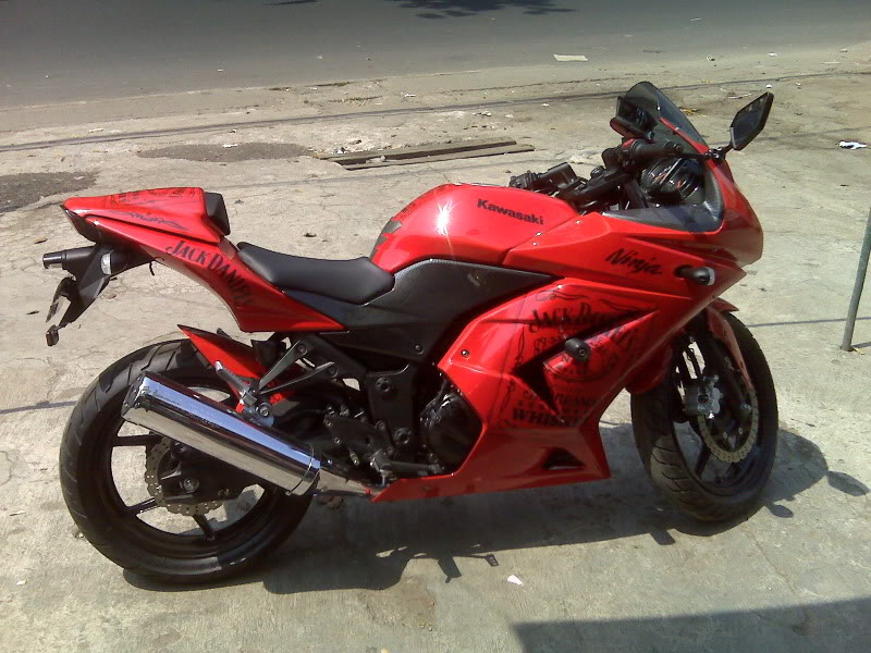 NUmpang mejeng motor temen.....Ini Ninja Mabok...he he he IMG00198