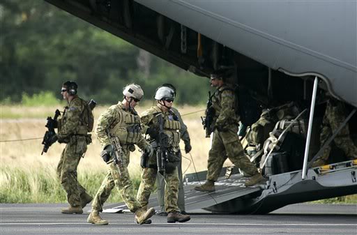 Australianos - Pgina 2 4RARSecuringDiliAirport05