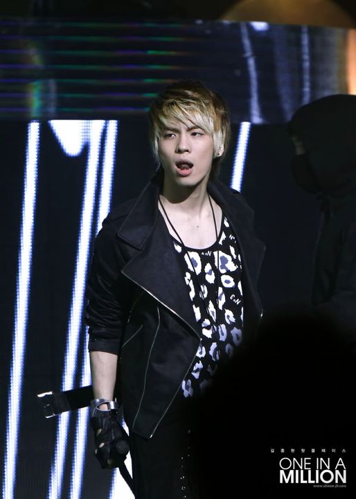 JongHyun tongue action *-*! F0070761_4b81c01a70dac