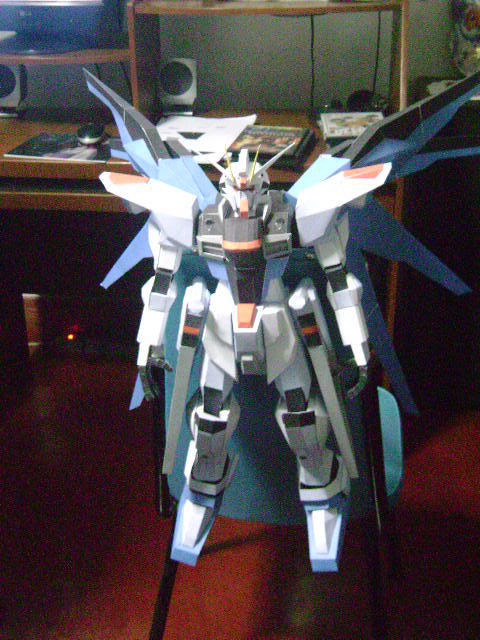 Freedom Gundam Papermodel... Imagen003