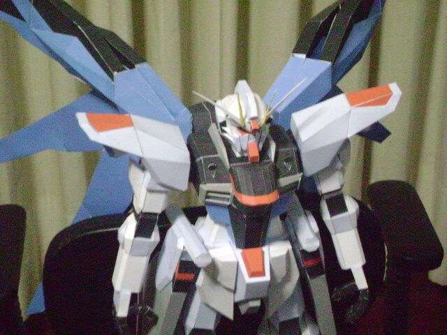 Freedom Gundam Papermodel... Imagen004