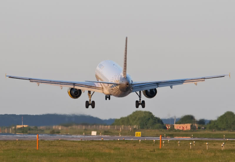 Aeroportul Bucuresti (Henri Coanda/Otopeni) - Iunie 2010 OTP191p