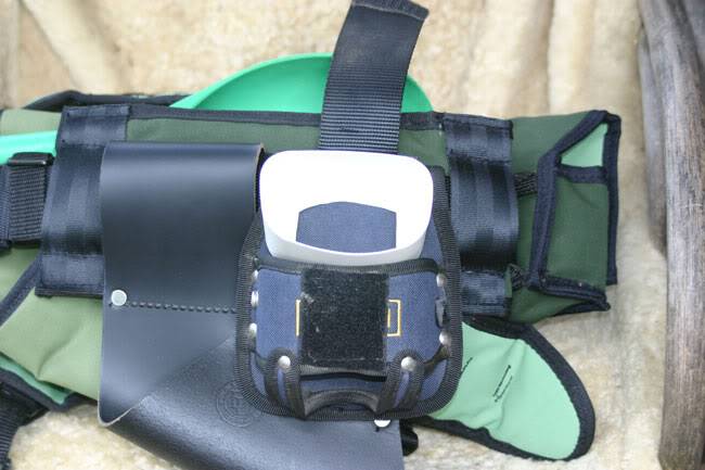 Does anybody use that big green"Nugget Scoop" from The Outback Prospector ? How do you attach it to your harness ? Scooppouch-insert-from-abo