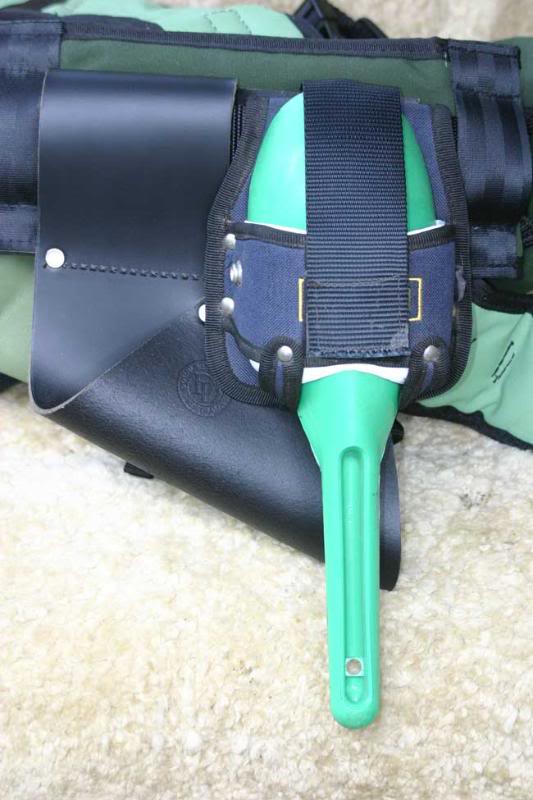 Does anybody use that big green"Nugget Scoop" from The Outback Prospector ? How do you attach it to your harness ? Scooppouch-on-belt-harness