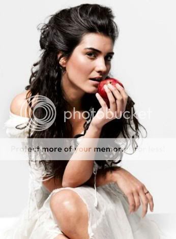 Tuba Büyüküstün - Pagina 23 Tuba-Buyukustun