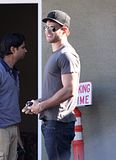 Kellan Lutz - Imagenes/Videos de Paparazzi / Estudio/ Eventos etc. - Página 14 Th_twilightxchange-kl11