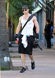 Kellan Lutz - Imagenes/Videos de Paparazzi / Estudio/ Eventos etc. - Página 14 Th_twilightxchange-kellan4