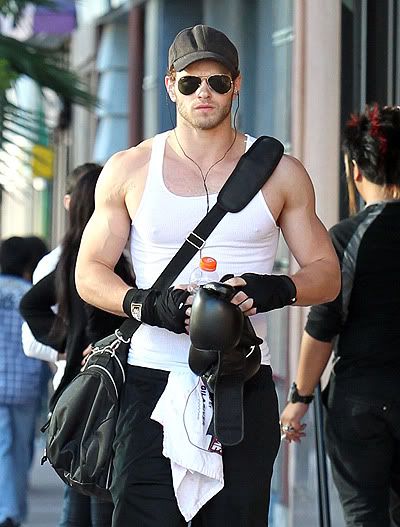 Kellan Lutz - Imagenes/Videos de Paparazzi / Estudio/ Eventos etc. - Página 14 Twilightxchange-kellan10thumb