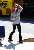 Ashley Greene - Imagenes/Videos de Paparazzi / Estudio/ Eventos etc. - Página 16 Th_twilightxchange-ag-110322-21