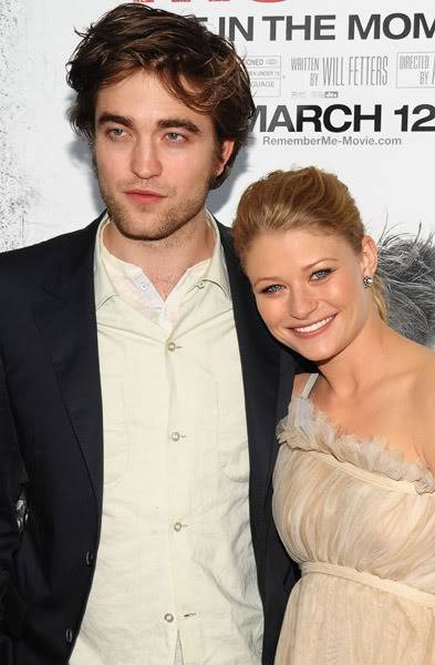 rob y emile  en la premiere de remember me Pattinsonlife-mq-003