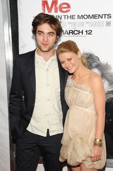 rob y emile  en la premiere de remember me Pattinsonlife-mq-0031