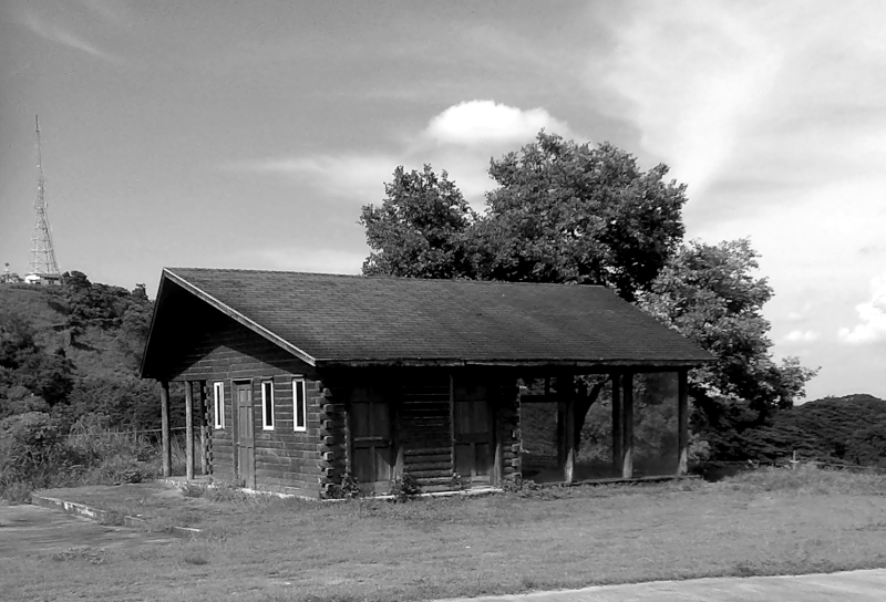 B/W Blacknwhitehaus