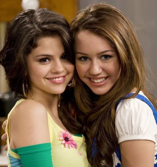 صور مايلي مع بعض المشاهير SelenaandMiley