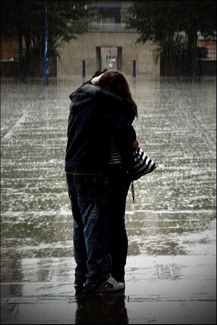 shprehni ndjejta tuaja me nje foto :D Love-picture-hug-couple-rain-orange