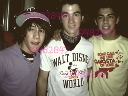 miren esta  foto Nick-jonas-straight-hair