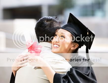 10 اعتقادات خاطئة عن العلاقات الناجحة  0901-couple-cuddling-at-graduation_