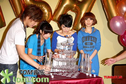 [20.10.2008]S.H.E with Zhang Xuan and Judy Chou@after concert party news Judyzhou2