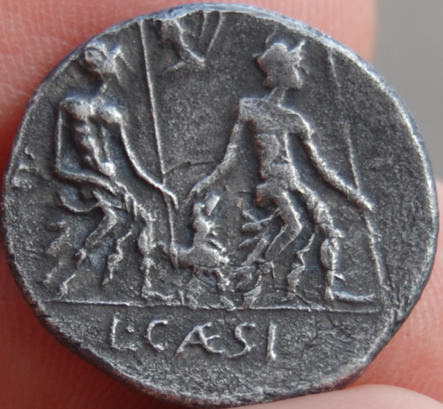 Denario de la gens Caesia. L CAESI. (Lucius Caesius). Los dos dioses Lares. Ceca Roma. Capturasegf