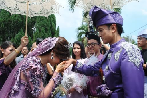 Kacak Dan Cantik Sungguh Tomok & Ayu Berbaju Ungu Gambartomokberkahwin