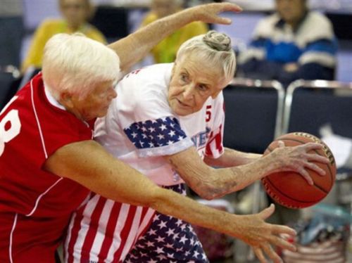 joyeux anniversaire ma bichette tuxy Two-old-ladies-playing-basketball