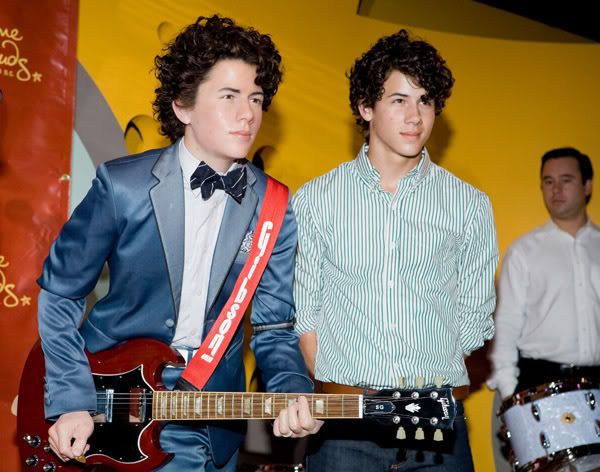 Jonas Brothers -> Figuras de Cera JHQWaxF008