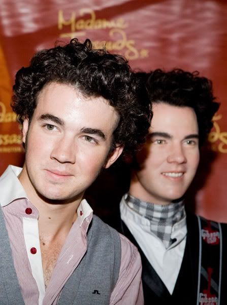 Jonas Brothers -> Figuras de Cera JHQWaxF012