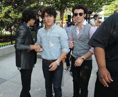 Visitando la casa blanca Jonas-brothers-white-house-8178-1