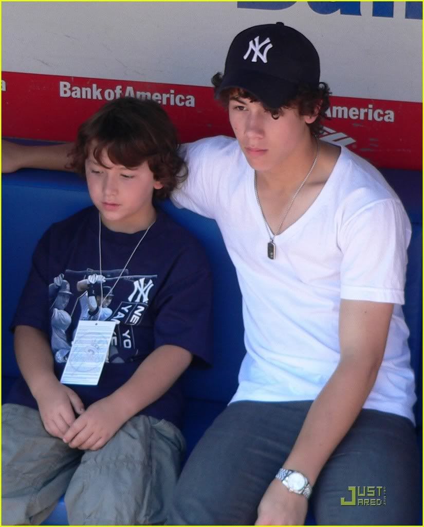 JB en el estadio de los Yankees-editado- Jonas-brothers-yankee-stadium-01