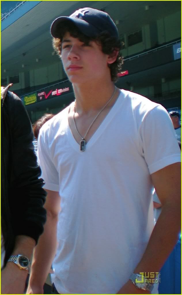 JB en el estadio de los Yankees-editado- Jonas-brothers-yankee-stadium-03