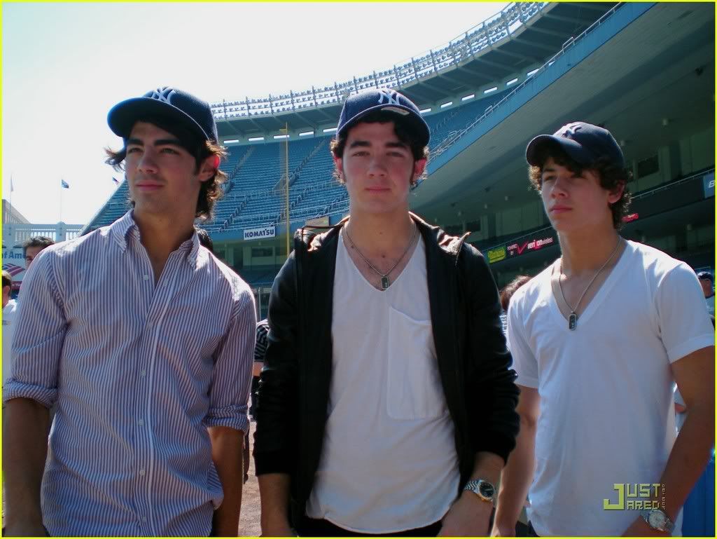 JB en el estadio de los Yankees-editado- Jonas-brothers-yankee-stadium-04