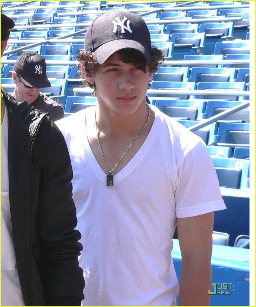 JB en el estadio de los Yankees-editado- Jonas-brothers-yankee-stadium-05