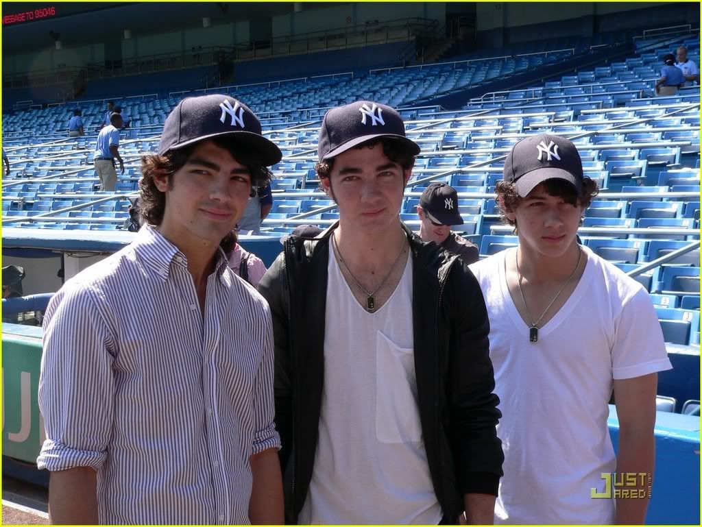 JB en el estadio de los Yankees-editado- Jonas-brothers-yankee-stadium-06