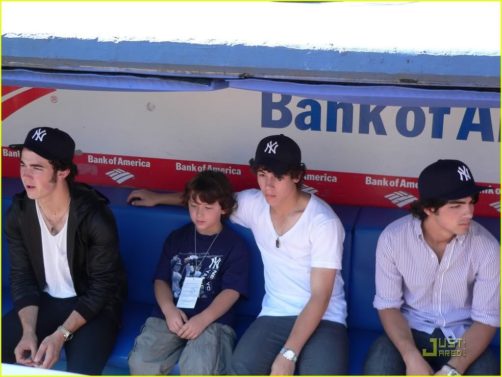 JB en el estadio de los Yankees-editado- Jonas-brothers-yankee-stadium-07