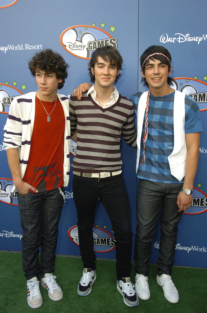 Jonas Brother!! The teens Iidol!^_^ 09-jonas-brothers-080807