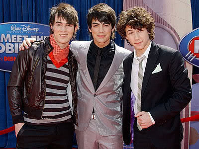 Jonas Brother!! The teens Iidol!^_^ Jonas-brothers-400a328