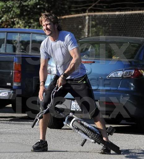 Gerard Butler Bikes with a Buddy - LA, 13 Jun 11 ISOPIXcycling10